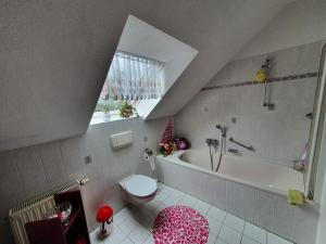 拉克維茨的住宿－Ferienwohnung Loberblick，一间带卫生间和浴缸的浴室