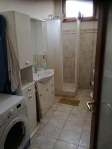 łazienka z prysznicem i pralką w obiekcie B&B DUOMO w mieście Benewent