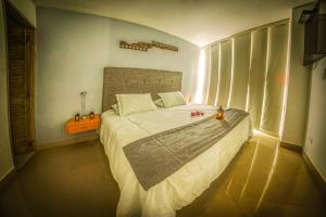 ein Schlafzimmer mit einem großen Bett in einem Zimmer in der Unterkunft Hotel Llanogrande Airport in Rionegro