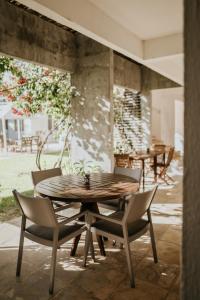 - une table et des chaises en bois dans l'établissement Inn Tribus Hotel, à Flecheiras