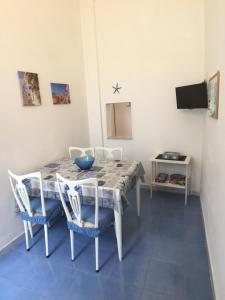 Televízia a/alebo spoločenská miestnosť v ubytovaní Appartamento Stella del mare