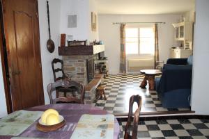 ein Wohnzimmer mit einem Tisch und einem Kamin in der Unterkunft Maison de charme près de la mer in Bormes-les-Mimosas
