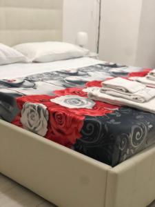 ein Bett mit überliegender Kleidung in der Unterkunft Al Porto in Gaeta