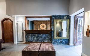 Habitación con banco frente a un espejo en Hosteria y Restaurante America en Ushuaia