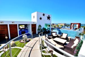 a balcony with chairs and a bar on a building at Hotel HBlue in La Paz