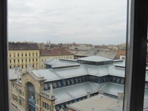 ein Fenster mit Stadtblick in der Unterkunft Artist Guest House in Budapest