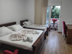 Llit o llits en una habitació de Robi Apartments