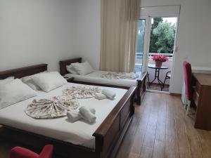 Postel nebo postele na pokoji v ubytování Robi Apartments