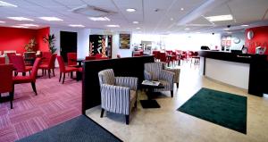 Posezení v ubytování Ramada London Stansted Airport
