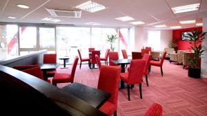 Posezení v ubytování Ramada London Stansted Airport