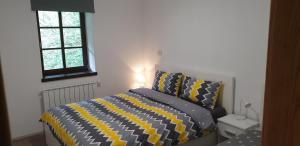 Posteľ alebo postele v izbe v ubytovaní APARTMAJI VITEZ apartma 2