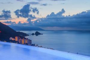 una piscina con vistas al océano en Hotel Mousai - Adults Only en Puerto Vallarta