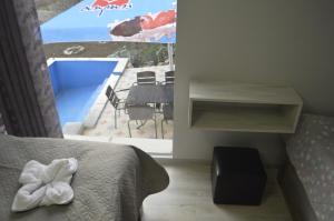 una camera con letto e vista sulla piscina di hill-fort kutaisi a Kutaisi