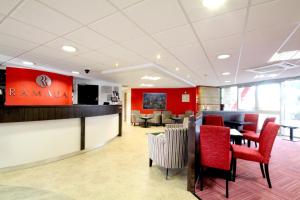 TV a/nebo společenská místnost v ubytování Ramada London Stansted Airport