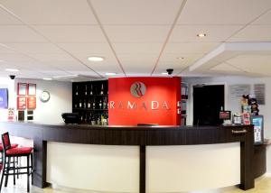 Lounge nebo bar v ubytování Ramada London Stansted Airport