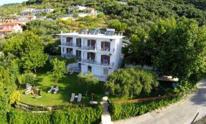 eine Luftansicht eines großen weißen Hauses mit einem Hof in der Unterkunft Mare Blu in Parga