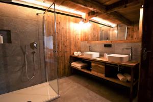 La salle de bains est pourvue de 2 lavabos et d'une douche. dans l'établissement Weinhof Haidnerhof, à Bressanone