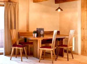 - une salle à manger avec une table et des chaises en bois dans l'établissement Weinhof Haidnerhof, à Bressanone