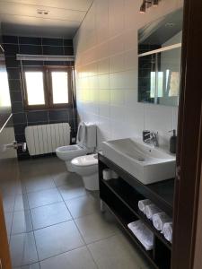 Ένα μπάνιο στο Apartamentos Los Tojos +21 φωτογραφίες
