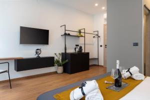 een woonkamer met een tv aan de muur bij Deluxe Rooms and Apartments Korzo in Pula
