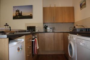 cocina con lavadora y lavadora en No2 Abbey View Apartment, en Whitby