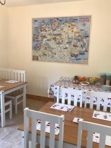 una sala da pranzo con tavolo e mappa sul muro di Grangeview House a Grange