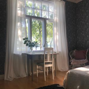 een tafel en stoelen in een kamer met een raam bij Willa Strand in Kristiinankaupunki