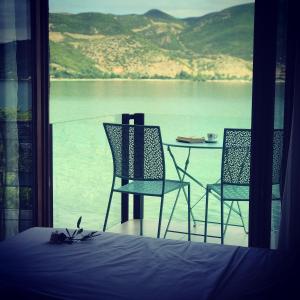 two chairs and a table with a view of a lake at Vila 43 Lin in Lin