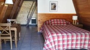 a bedroom with a bed and a table in a room at Aspen Inn in Fort Klamath