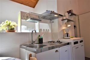 Kuchyňa alebo kuchynka v ubytovaní Studio Apartments SKORIC Opatija Volosko