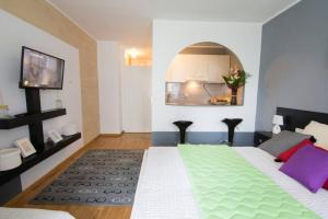 1 dormitorio con 1 cama grande con manta verde en Maxim en Belgrado