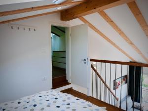 um quarto no sótão com uma cama e uma escada em Bonsai House em Portorož