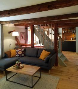 un salon avec un canapé et une table dans l'établissement Wohlfühl Appartement - Kaisereinsde - traditionelles Lehmhaus Parken gratis, à Quedlinbourg