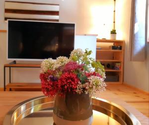 un vase rempli de fleurs posé sur une table dans l'établissement Wohlfühl Appartement - Kaisereinsde - traditionelles Lehmhaus Parken gratis, à Quedlinbourg 33 autres photos