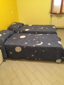 アルバ・アドリアティカにあるAlba Adriatica Olimpicaのベッド(月と星の黒い掛け布団付)