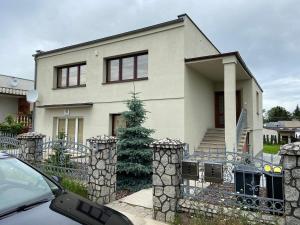 dom z choinką przed nim w obiekcie Apartamenty Starowiejska w Gnieźnie