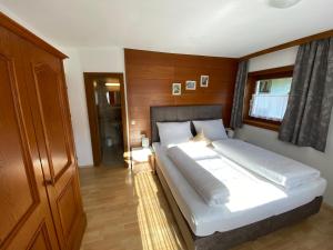 Łóżko lub łóżka w pokoju w obiekcie Pension Schwemberger ohne Frühstück
