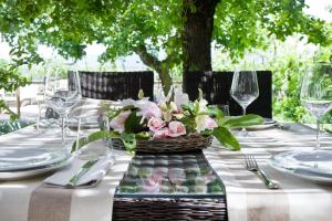 A garden outside Casavilla Rentals by Torre a Cona