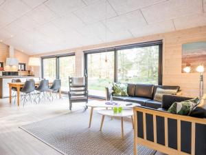 een woonkamer met een bank en een tafel bij Holiday home Blåvand CCLXI in Blåvand