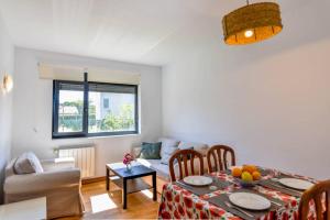 salon ze stołem i kanapą w obiekcie ¡Nuevo! Espectacular casa en la playa de Berria w mieście Santoña +15 zdjęć