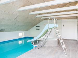 Πισίνα στο ή κοντά στο 8 person holiday home in Blåvand