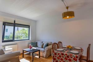 uma sala de estar com um sofá e uma mesa em ¡Nuevo! Espectacular casa en la playa de Berria em Santoña