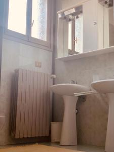 a bathroom with two sinks and a window at Albergo Fonda in Villarotta