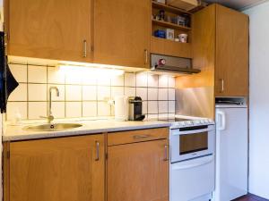 Küche/Küchenzeile in der Unterkunft Holiday home Blåvand CCLXXV