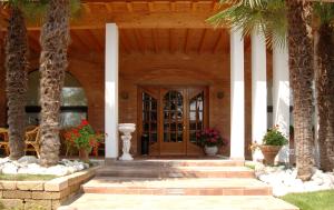 Bottanuco的住宿－加富爾別墅，棕榈树建筑的前门