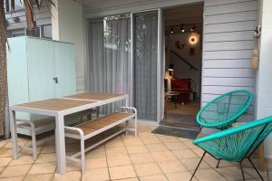 einen Tisch und Stühle auf einer Veranda mit einem Tisch und Stühlen in der Unterkunft Sorrento Back Beach Apartment in Sorrento