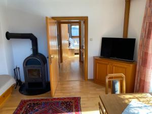 Telewizja i/lub zestaw kina domowego w obiekcie Pension Schwemberger ohne Frühstück