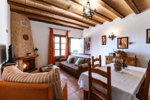 ein Wohnzimmer mit einem Tisch, einem Sofa und einem Kamin in der Unterkunft Complejo Rural Sol de Taberno in Taberno