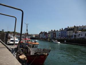 un groupe de bateaux amarrés dans un canal avec des bâtiments dans l'établissement Freshford House, à Weymouth