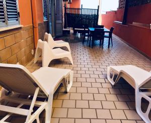 バレストラーテにあるCasa Vacanze Kristelのパティオの椅子とテーブル